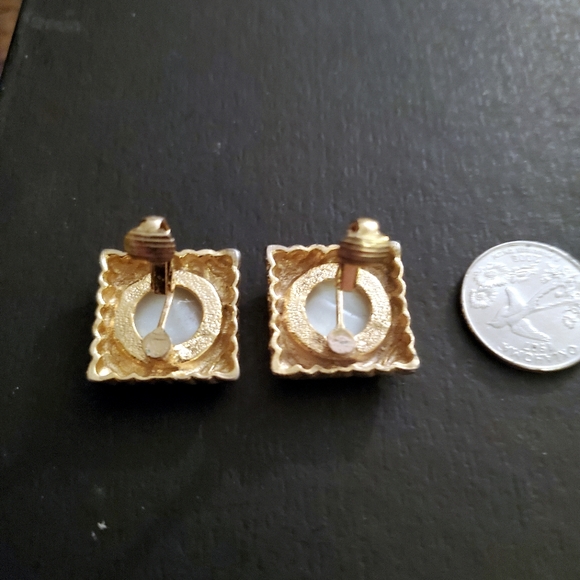Gold cut & white swirl square clip on earrings - Picture 3 of 3